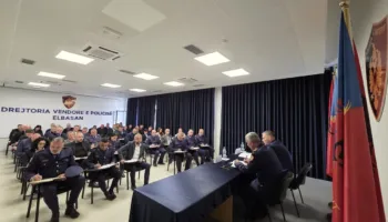 Pas porosive që i dha bluve në Korçë, drejtori i Përgjithshëm i Policisë “zbarkon” në Elbasan, zbulohet çfarë u diskutua gjatë takimit