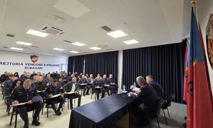 Pas porosive që i dha bluve në Korçë, drejtori i Përgjithshëm i Policisë “zbarkon” në Elbasan, zbulohet çfarë u diskutua gjatë takimit