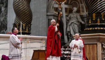 Pashkët katolike, Papa Leoni mban kryqin në të gjitha stacionet për herë të parë pas tre dekadash