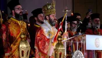 Pashkët Ortodokse, besimtarët ndezin qirinj dhe luten në katedralen “Ngjallja e Krishtit” në Tiranë