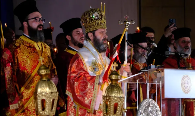 Pashkët Ortodokse, besimtarët ndezin qirinj dhe luten në katedralen “Ngjallja e Krishtit” në Tiranë