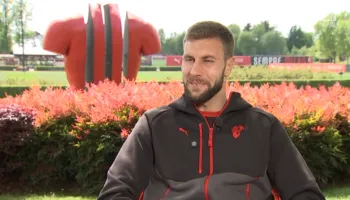 Pavlović, fjalë lideri: “Qëndroj dhe fitoj me Milanin”. Pastaj fton Vlahović: “Sulmues i madh, është numri një”