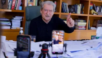 “Përballja me regjimin, jetike”, Berisha akuza Policisë: Hodhën spraj ariu dhe dhunuan zyrtarët e PD-së