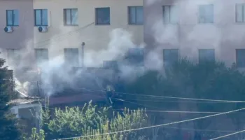 Përfshihet nga flakët banesa në Korçë, zjarri dyshohet se nisi nga kondicioneri