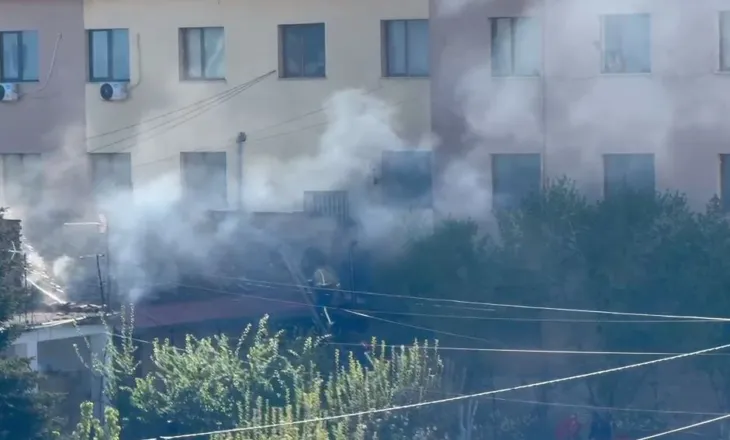 Përfshihet nga flakët banesa në Korçë, zjarri dyshohet se nisi nga kondicioneri