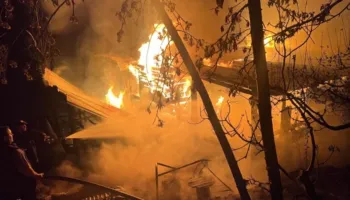 Përfshihet nga flakët gjatë natës një bujtinë në një fshat të Librazhdit, shkaktohen dëme të mëdha materiale