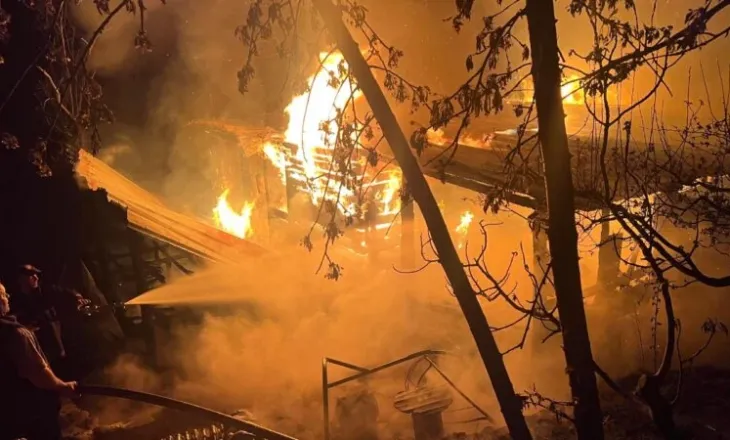 Përfshihet nga flakët gjatë natës një bujtinë në një fshat të Librazhdit, shkaktohen dëme të mëdha materiale