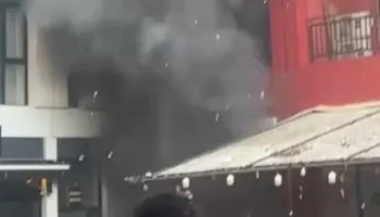 Përfshihet nga flakët një pallat në Tiranë