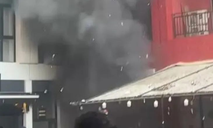 Përfshihet nga flakët një pallat në Tiranë