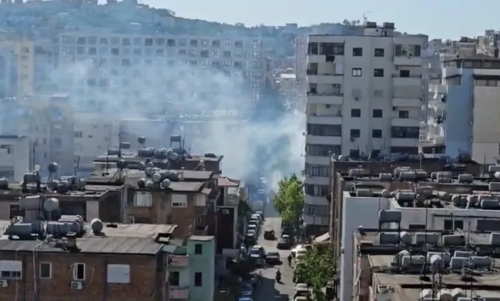 Përfshihet nga flakët tregu i fruta-perimeve në Durrës, të moshuarit i merret fryma nga tymi! Banorët në panik