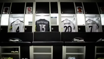 ‘Përgjithmonë me ne’/Juventus kujton Manninger, fanela e austriakut në dhomën e zhveshjes