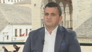 Përhapi informacione se kryebashkiaku i Gjirokastrës dhe punonjësit ishin me HIV/AIDS, procedohet penalisht 33-vjeçari