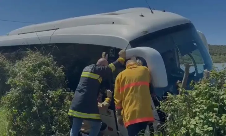 Përmbyset autobusi me nxënës në rrugën drejt Manastirit të Zvërnecit
