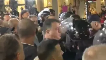 Përplasja me protestuesit, një polic i plagosur mbërrin te Truma