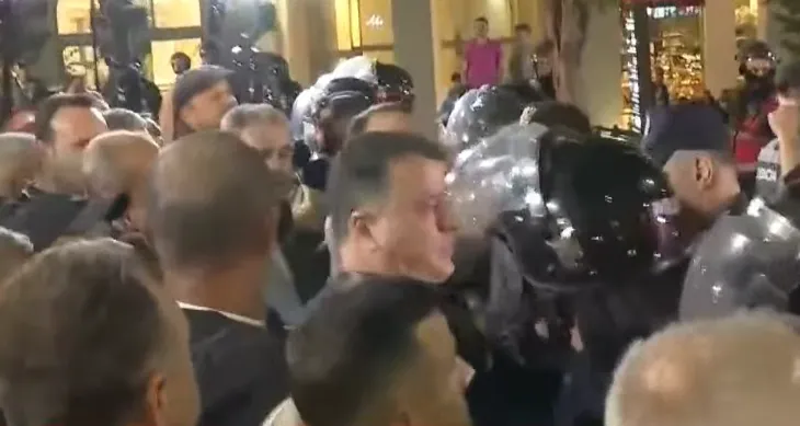 Përplasja me protestuesit, një polic i plagosur mbërrin te Truma