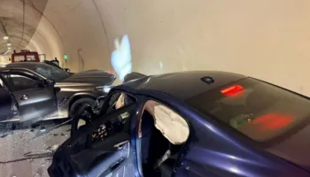 Përplasje e fortë mes 2 automjeteve në Tunelin e Llogarasë, dy drejtuesit dërgohen në spital