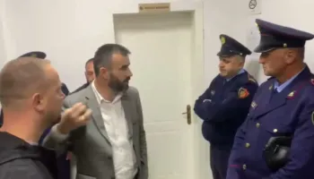 Përplasje për panelet fotovoltaike/ Ndërpritet mbledhja e Këshillit Bashkiak në Bulqizë, efektivët pengojnë hyrjen e banorëve në sallë