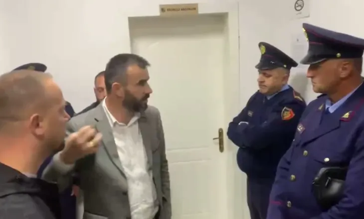 Përplasje për panelet fotovoltaike/ Ndërpritet mbledhja e Këshillit Bashkiak në Bulqizë, efektivët pengojnë hyrjen e banorëve në sallë