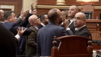 Përplasjet në seancën e fundit plenare, Noka përjashtohet me 20 ditë, Hoti 10