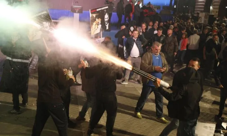 “Po bëjmë luftë të fortë”, deputeti i Berishës: Intelektualët duhet të na bashkohen në protesta!