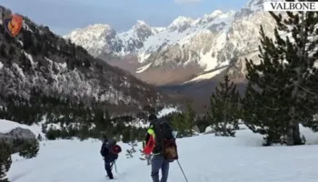 Po eksploronin ‘Qafën e Valbonës’, turistët belgë ‘ngecin’ në dëborë! Ndihmohen nga policia