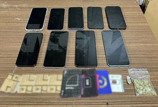 Policia bastis spitalin e burgut të Koridhalosit ku vuajnë edhe shumë shqiptarë! Nëpër qeli gjenden drogë, telefona dhe karta SIM