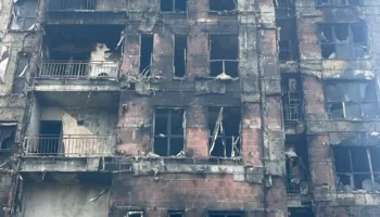 Policia hap kamerat: Pesë të mitur i vunë zjarrin pallatit “Arlis”! Ndezën kartonat e marketit dhe…