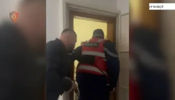 Porositi djegien e një makine, policia i mësyn në shtëpi dhe e arreston