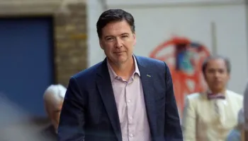 Postimi i tij në rrjetet sociale u cilësua kërcënim ndaj Trump, ish-drejtori i FBI-së dorëzohet pas ngritjes së akuzave