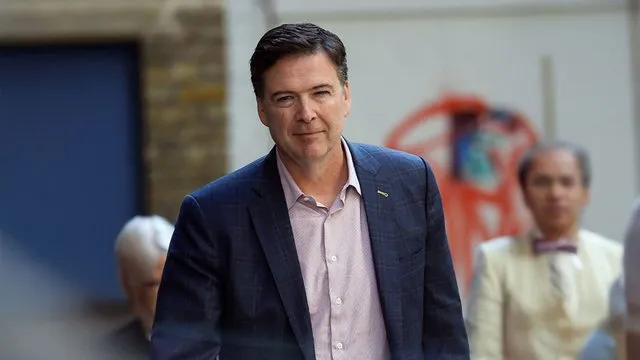 Postimi i tij në rrjetet sociale u cilësua kërcënim ndaj Trump, ish-drejtori i FBI-së dorëzohet pas ngritjes së akuzave