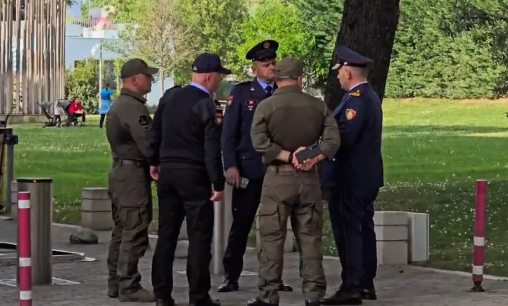 Protesta e opozitës, Drejtori i Përgjithshëm i Policisë mbërrin para kryeministrisë