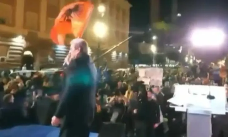 Protesta e PD, reagon Balla: Përdorimi i flamurit kombëtar nga Berisha për të lajmëruar hedhjen e molotovëve, ‘vulë turpi’