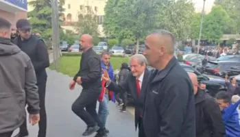 Protesta e PD, Sali Berisha mbërrin në selinë blu
