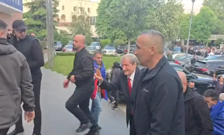 Protesta e PD, Sali Berisha mbërrin në selinë blu
