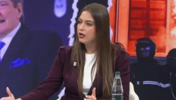 Protesta e PD/ Sara Mila ‘sulmon’ Berishën: Kërkon të djegë Shqipërinë! Përdor të miturit për qëllimet e veta dhe ‘nxin’ vendin në sytë e botës