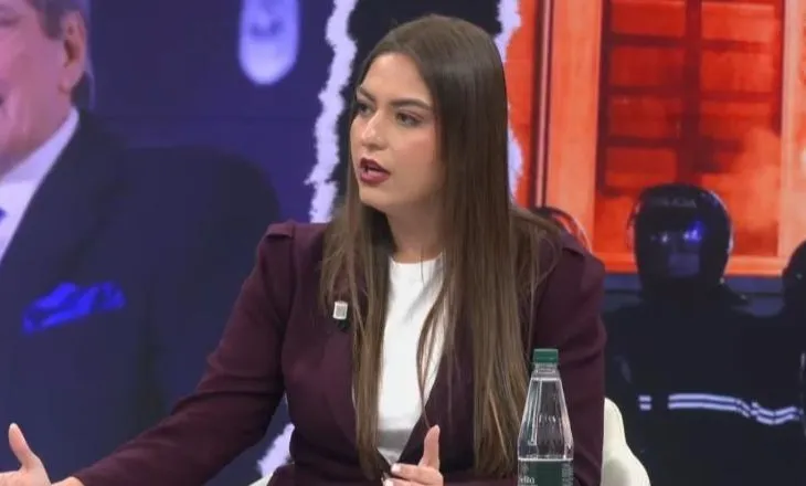 Protesta e PD/ Sara Mila ‘sulmon’ Berishën: Kërkon të djegë Shqipërinë! Përdor të miturit për qëllimet e veta dhe ‘nxin’ vendin në sytë e botës