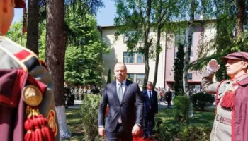 Provokimi në Shkup/ Ministri maqedonas përulet para përkujtimores ku shqiptarët etiketohen si terroristë