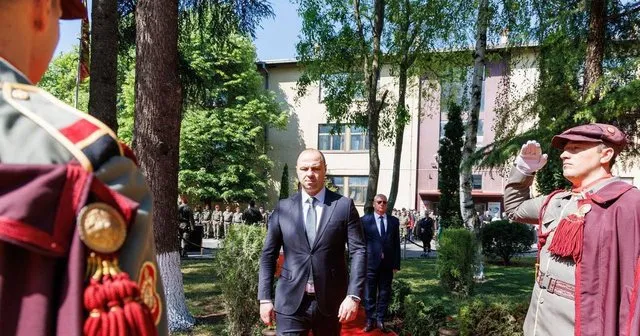 Provokimi në Shkup/ Ministri maqedonas përulet para përkujtimores ku shqiptarët etiketohen si terroristë