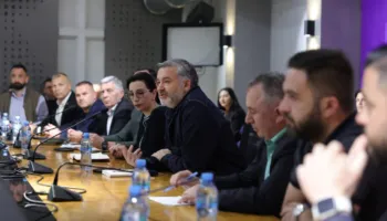 PS ‘ndez motorët’ për zgjedhjet lokale, Klosi mbledh kryebashkiakët socialistë në selinë rozë