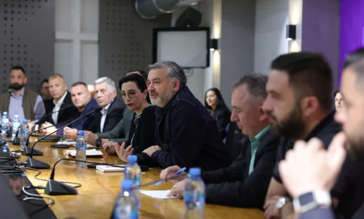 PS ‘ndez motorët’ për zgjedhjet lokale, Klosi mbledh kryebashkiakët socialistë në selinë rozë