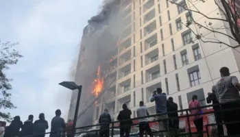 Pse flakët “përpinë” pallatin? Ja si i shpëtuam banorët. Flet zjarrfikësi që ishte në..