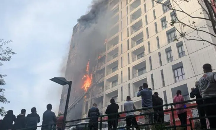 Pse flakët “përpinë” pallatin? Ja si i shpëtuam banorët. Flet zjarrfikësi që ishte në..