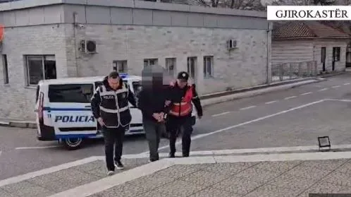 Punonjësi i Bashkisë Gjirokastër shkakton aksident me 3 të plagosur dhe 4 makina të shkatërruara, policia e arreston!