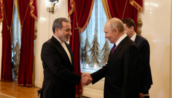 Putin ndryshon rol (para zgjedhjeve), nga lider lufte në ndërmjetës global për paqen