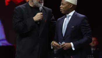 Rama i dorëzon pasaportën shqiptare ish-kryebashkiakut të New York-ut: Shpejt do të mësojmë edhe gjuhën