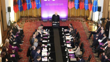 Rama mbledh ministrat dhe grupin parlamentar, takimi në Pallatin e Brigadave