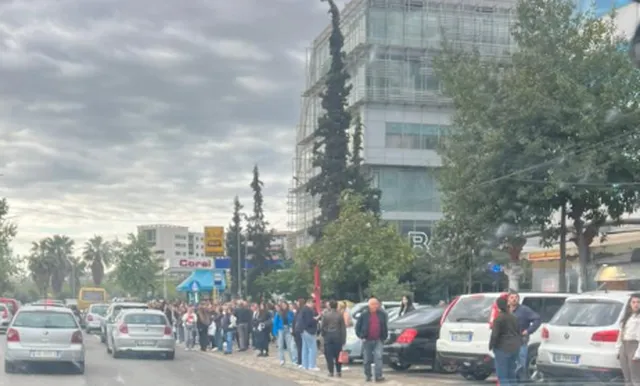 Reduktimi me 40% i autobusëve, PD: Tirana në prag paralize, autoritetet po heshtin