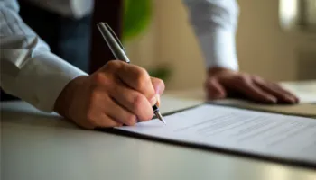 Rënie rekord e kontratave të përkohshme në vend, bizneset në garë për të mbajtur stafin