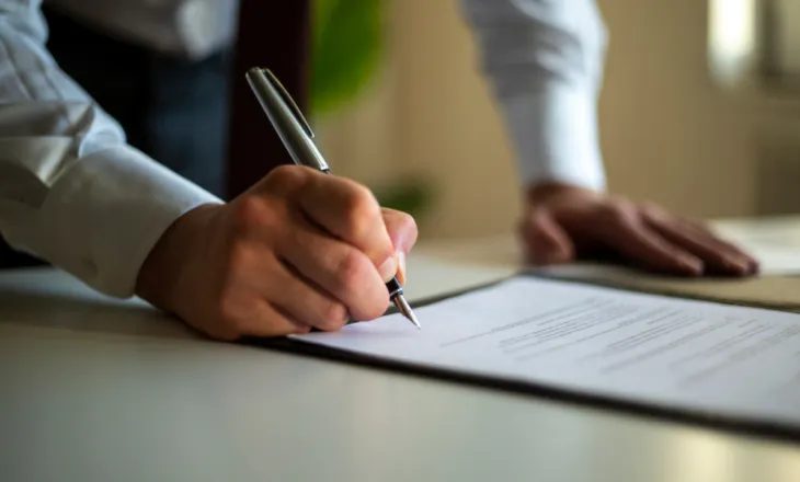 Rënie rekord e kontratave të përkohshme në vend, bizneset në garë për të mbajtur stafin