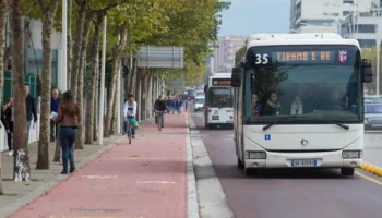 Rikthehet në normalitet transporti publik në Tiranë; arrihet marrëveshja me Qeverinë dhe Bashkinë